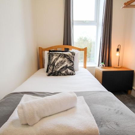 Fairways View - Spacious Apartment - Sleeps 6 - Lovely Views - By Rework Accommodation Hoylake Esterno foto