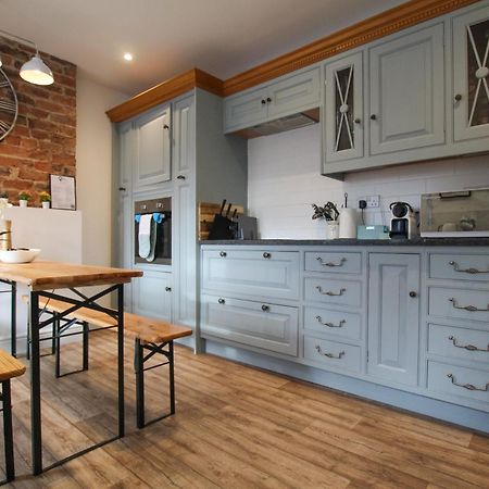 Fairways View - Spacious Apartment - Sleeps 6 - Lovely Views - By Rework Accommodation Hoylake Esterno foto