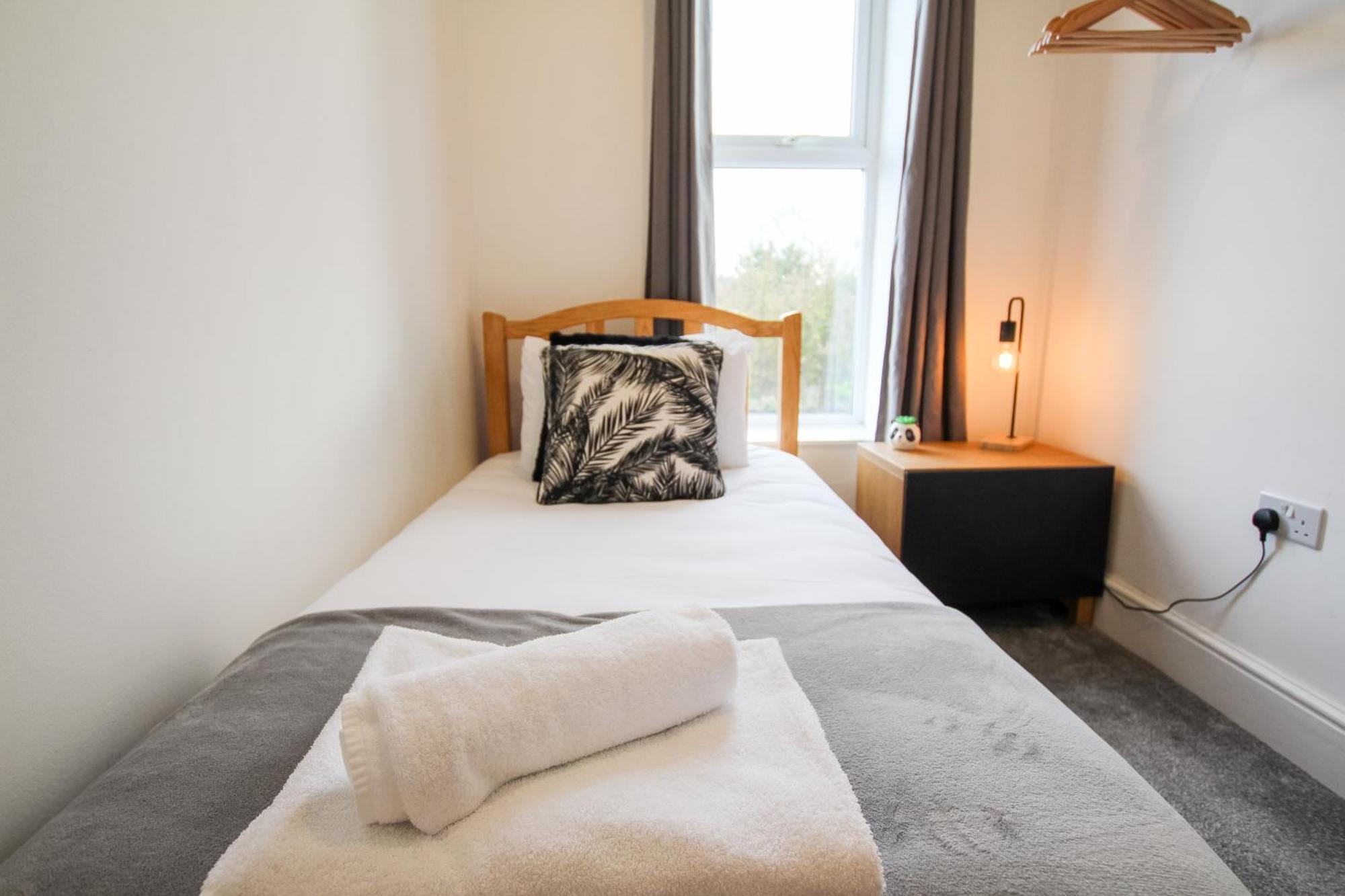 Fairways View - Spacious Apartment - Sleeps 6 - Lovely Views - By Rework Accommodation Hoylake Esterno foto