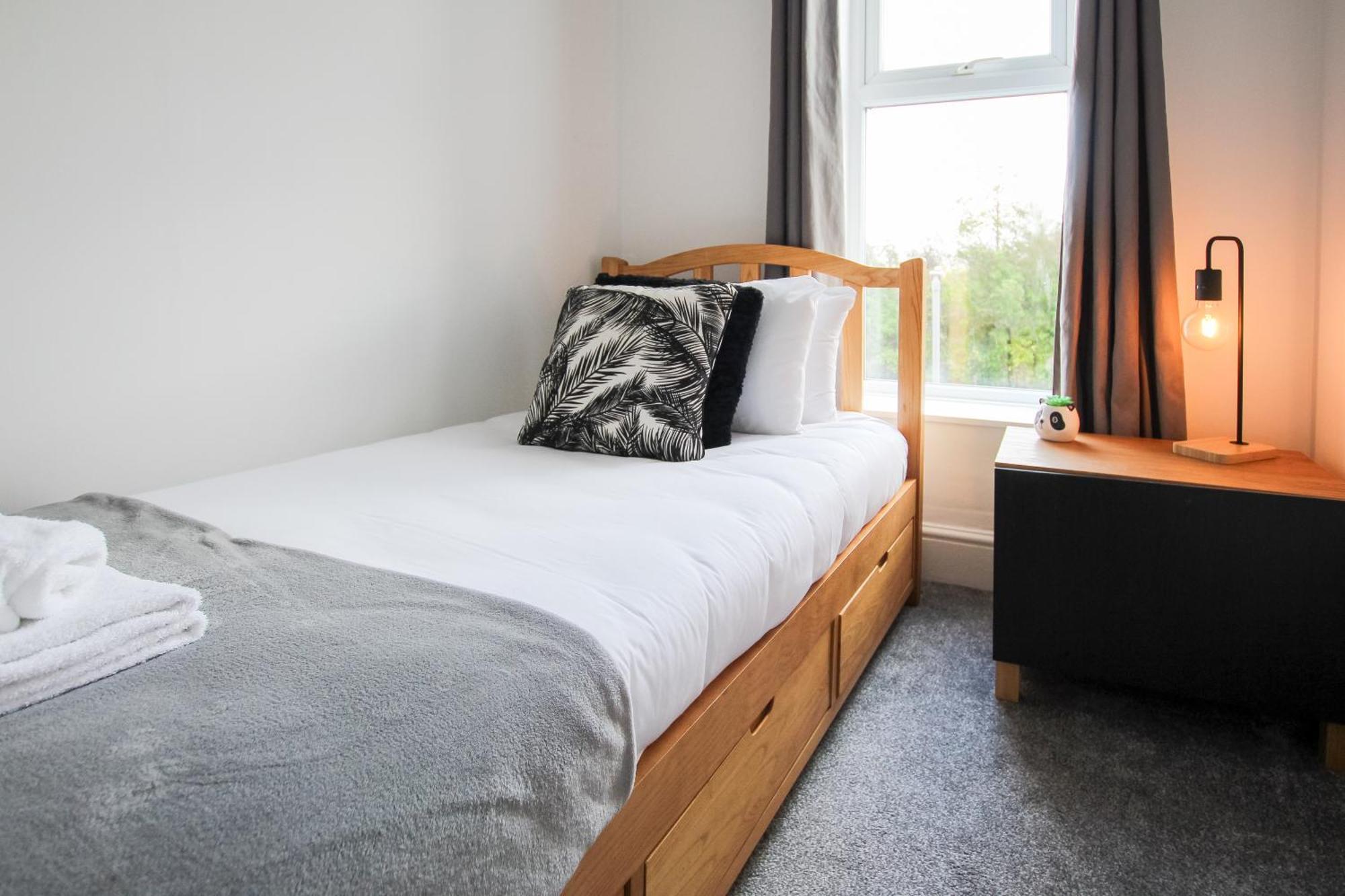 Fairways View - Spacious Apartment - Sleeps 6 - Lovely Views - By Rework Accommodation Hoylake Esterno foto